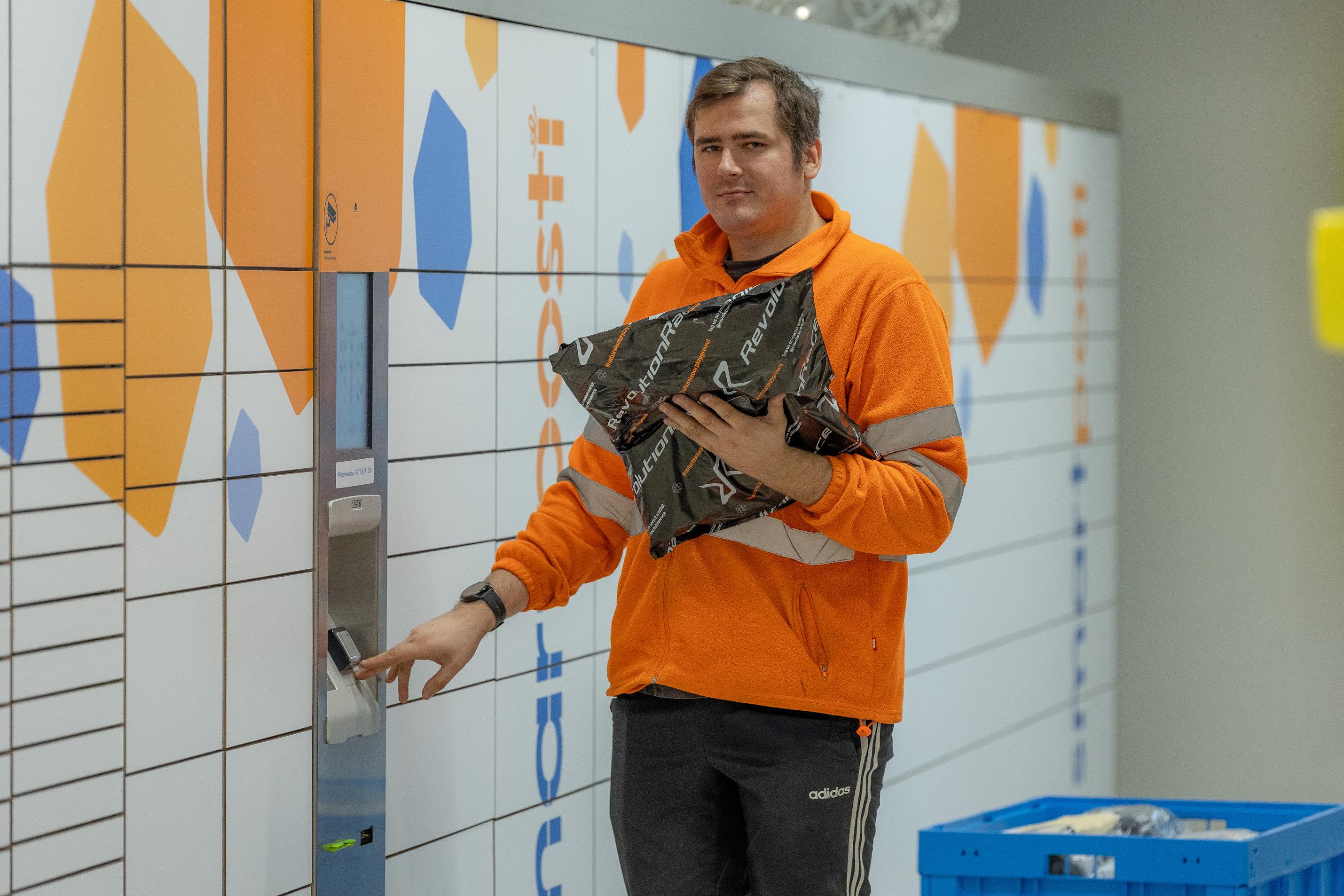 Tänavune novembrikuine e-smaspäev ligikaudu kahekordistas tavapärast pakimahtu ning see näitab inimeste ostutarka käitumist varakult jõulukinkide soetamisel. Fotol Smartposti kuller Ain töisel e-smaspäeva nädalal Kagukeskuse pakiautomaatide juures. Foto: AIGAR NAGEL